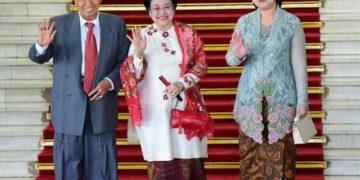 Puan Maharani bersama Hamzah Haz dan Megawati Soekarnoputri saat menghadiri pelantikan Presiden dan wapres periode 2014-2019 (instagram @dpcpdiperjungankab.kendal)