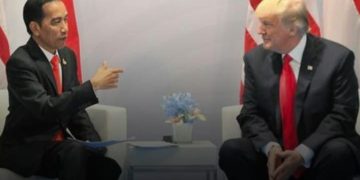 Jokowi dan Donald Trump saat diskusi dalam sebuah pertemuan (instagram @jktinfo.news)