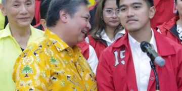 Jusuf Hamka berada di belakang Ketum Golkar Airlangga Hartarto saat gelar konferensi pers bersama Ketum PSI Kaesang Pangarep pada Kamis 11 Juli 2024 (instagram @psi_id)