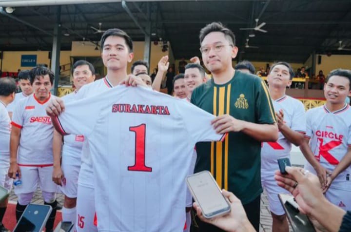 Kaesang saat berikan jersey sebagai simbolis untuk rekomendasikan Mangkunegara X atau Gusti Bhre ke Pilwalkot Solo 2024 (instagram @psi_id)