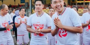 Mangkunegara X saat mengenakan jersey dari Kaesang Pangarep pada Minggu 21 Juli 2024 (instagram @psi_id)