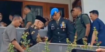Wapres Try Sutrisno saat menaiki tangga melayat ke rumah duka Hamzah Haz hari ini Rabu 24 Juli 2024 (instagram @narasinews_)