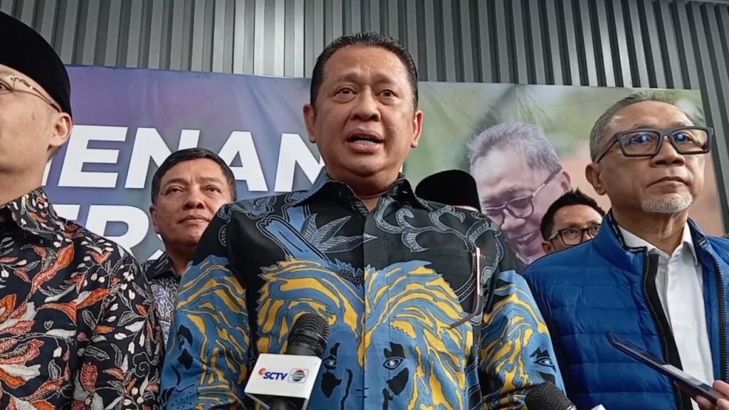Ketua MPR RI, Bambang Soesatyo (Bamsoet) saat diwawancarai di kantor DPP PAN, Jakarta Selatan, pada Rabu (3/7/2024). (Ilham F/Suaranusantara)