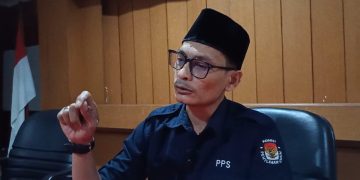 Ketua PPS Kelurahan Kramat Pela, Samudro Skylap saat diwawancarai di Kelurahan Kramat Pela, Jakarta Selatan, pada Sabtu (6/7/2024). (Ilham F/Suaranusantara)