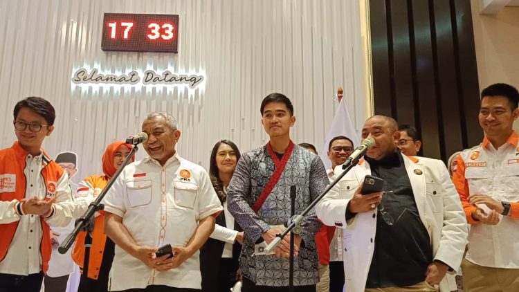 Ketum PSI, Kaesang Pangarep dan Presiden PKS, Ahmad Syaikhu saat konferensi pers di kantor DPP PKS, Jakarta Selatan, pada Senin (8/7/2024). (Ilham F/Suaranusantara)