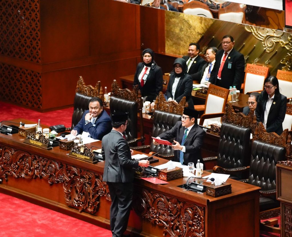 Marinus Gea setelah membacakan pandangan Fraksi PDIP