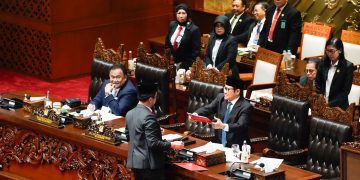 Marinus Gea setelah membacakan pandangan Fraksi PDIP