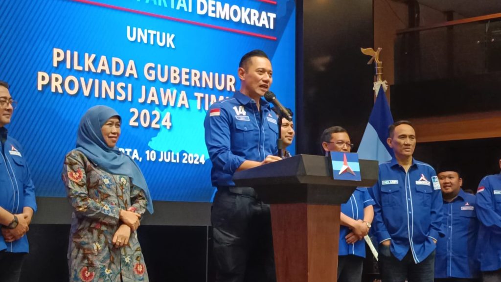 Ketum partai Demokrat, Agus Harimurti Yudhoyono (AHY) saat mengumumkan pengusungan Khofifah dan Emil di Pilkada Jawa Timur di kantor DPP Demokrat, Jakarta Pusat, pada Rabu (10/7/2024). (Ilham F/Suaranusantara).