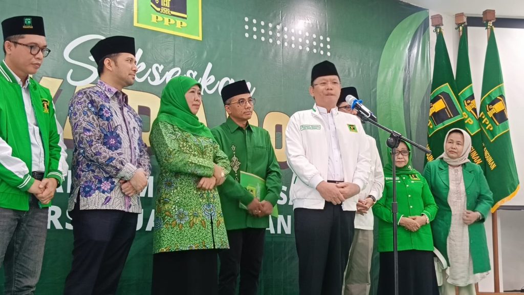 Plt. Ketua Umum PPP, Mardiono saat mengumumkan dukungan terhadap Khofifah dan Emil di Pilkada Jawa Timur 2024 di kantor DPP PPP, Menteng, Jakarta Pusat, pada Jum'at (12/7/2024). (Ilham F/Suaranusantara).