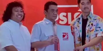 Ahmad Riza Patria posisi tengah saat mendpaat surat rekomendasi dari PSI kini mundur dari Pilwalkot Tangsel 2024 (instagram @singa_indoreborn)