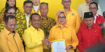Bahlil Lahadalia saat menyerahkan surat rekomendasi atau B1 KWK ke Airin Ade untuk maju Pilgub Banten 2024 (dok suaranusantara.com)