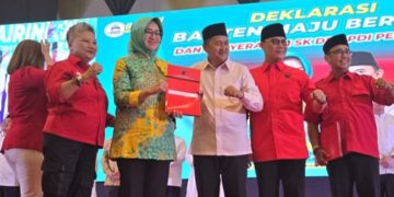 Airin-Ade saat menerima SK PDI Perjuangan hari ini Minggu 25 Agustus 2024 (dok suaranusantara.com)