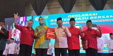 Airin Ade resmi dideklarasikan sebagai pasangan cagub cawagub di Pilgub Banten 2024, pose salam metal 3 jari (dok suaranusantara.com)