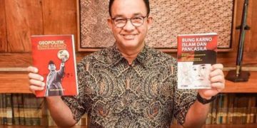 Anies Baswedan memamerkan buku usai menyambangi kantpr DPD PDI Perjuangan Jakarta (Instargram @aniesbaswedan)