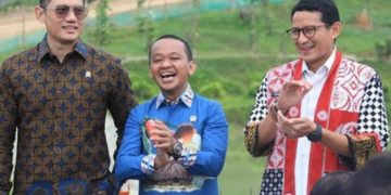 Bahlil Lahadalia saat berada di IKN, posisi tengah diapit oleh AHY dan Sandiaga Uno sebelum mengikuti sidang kabinet perdana (instagram @bahlillahadalia)