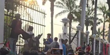 Demonstran berhasil robohkan pagar DPR (dok suaranusantara.com)