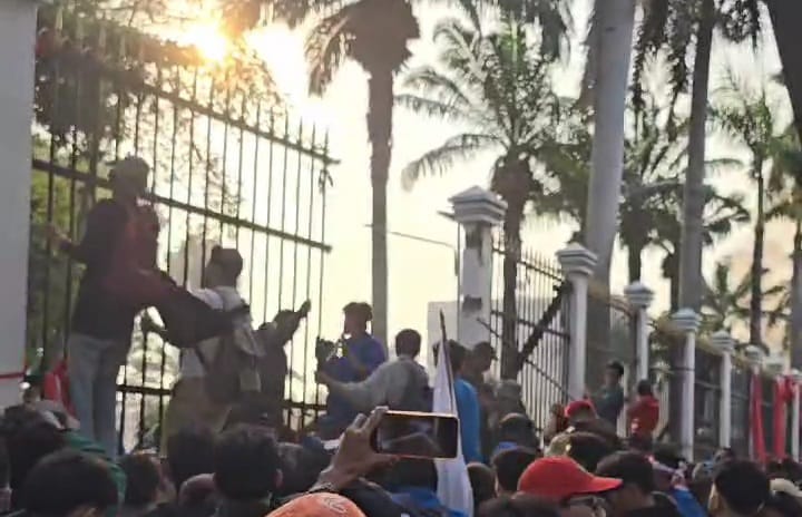 Demonstran berhasil robohkan pagar DPR (dok suaranusantara.com)