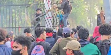Massa bergelayutan di pagar DPR mencoba merangsek masuk ke area komplek parlemen, aksi menolak RUU Pilkada (dok suaranusantara.com)