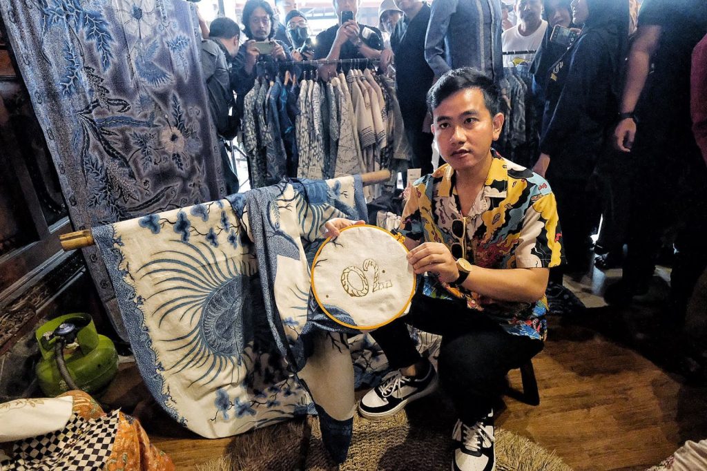 Gibran Rakabumingraka saat kunjungi batik pekalongan
