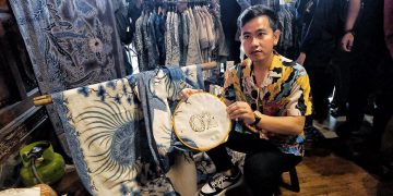 Gibran Rakabumingraka saat kunjungi batik pekalongan
