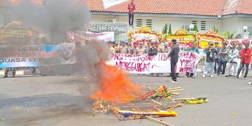 Pelantikan Anggota DPRD Lebak Diwarnai Unjuk Rasa, Massa Bakar Ban dan Karangan Bunga