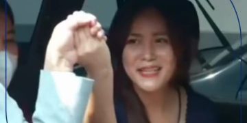 Jessica Wongso menaiki minibus dengan memamerkan senyum lebar usai bebas bersyarat hari ini Minggu 18 Agustus 2024 (Instagram@msg.channel)