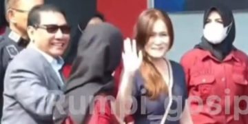 Jessica Wongso saat bebas bersyarat dari lapas Pondok Bambu pagi tadi Minggu 18 Agustus 2024 lambaikan ke arah awak media yang menunggunya (instagram @rumpi_gosip)