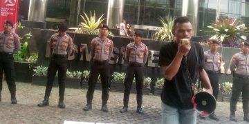 Koalisi Masyarakat Peduli Hukum saat gelar aksi soal.KPK dijadikan alat kekuasaan (dok suaranusantara.com)