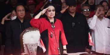 Megawati Soekarnoputri Ketum PDI Perjuangan saat pengibaran bendera Merah Putih di HUT ke 79 RI (instagram @pdiperjuangan)