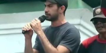 Reza Rahardian menyampaikan orasi di depan gedung di DPR (instagram @rumpi_gosip)