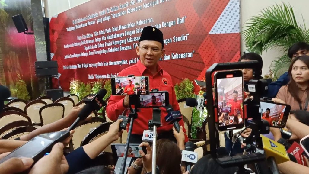 Ketua DPP Bidang Perekonomian PDIP, Basuki Tjahaja Purnama alias Ahok saat diwawancarai di DPP PDIP, Jakarta Pusat, Rabu (14/8/2024). (Ilham F/Suaranusantara).