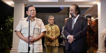 Ketua Umum Gerindra, Prabowo Subianto bersama Ketua Umum Nasdem, Surya Paloh saat konferensi pers di Kertanegara 4, Jakarta Selatan, pada Kamis (15/8/2024).