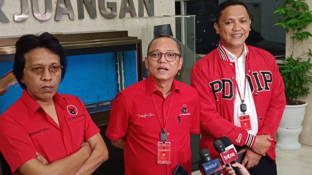 Ketua DPP PDIP, Deddy Sitorus (Tengah) saat diwawancarai di kantor DPP PDIP, Menteng, Jakarta Pusat, pada Selasa (20/8/2024). (Ilham F/Suaranusantara).