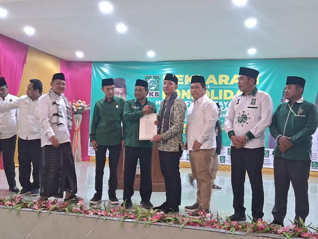 Hasbi Jayabaya - Amir Hamzah menerima B1-KWK dari PKB.(SuaraNusantara/Def)