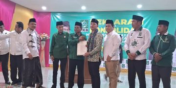 Hasbi Jayabaya - Amir Hamzah menerima B1-KWK dari PKB.(SuaraNusantara/Def)