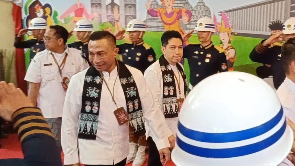 Cagub-cawagub DKI Jakarta, Dharma Pongrekun-Kun Wardana Abyoto saat tiba di kantor KPU DKI Jakarta, pada Kamis (29/8/2024). (Ilham F/Suaranusantara).