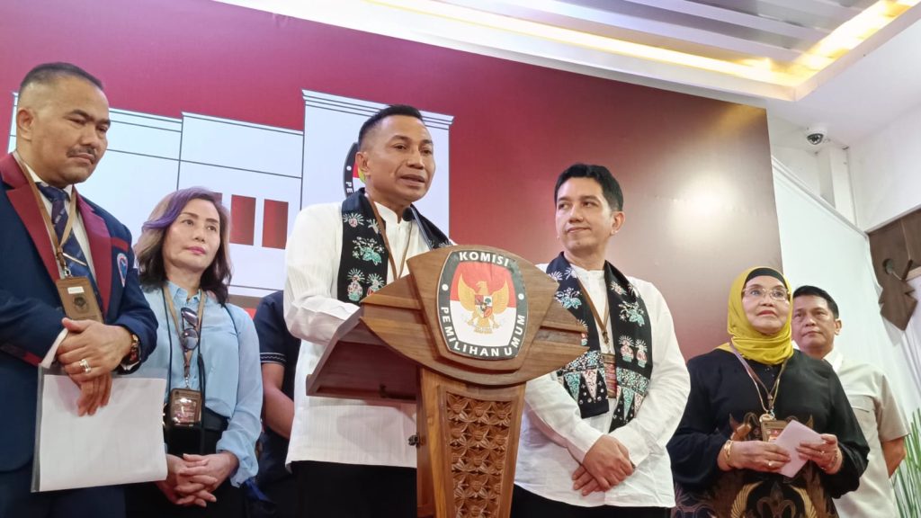 Cagub-cawagub DKI Jakarta, Dharma Pongrekun dan Kun Wardana Abyoto saat konferensi pers di kantor KPU DKI Jakarta, pada Kamis (29/8/2024). (Ilham F/ Suaranusantara).