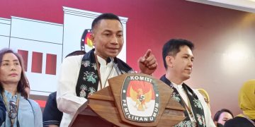 Cagub-cawagub DKI Jakarta, Dharma Pongrekun-Kun Wardana Abyoto saat konferensi pers di kantor KPU DKI Jakarta, pada Kamis (29/8/2024). (Ilham F/Suaranusantara).