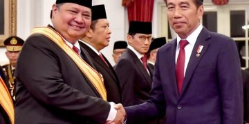 Jokowi Beri Penganugrahan Tanda Jasa dan Kehormatan pada 64 Tokoh, Ada Airlangga hingga Surya Paloh