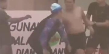 Video viral yang memperlihatkan pelatih renang pria menendang guru olahraga wanita di Asahan, Sumatra Utara (instagram @vakanzi.id)