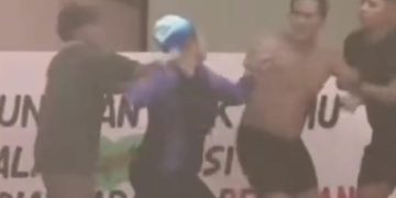 Viral pelatih renang pria tendang guru olahraga wanita di Asahan pada Jumat 2 Agustus 2024 (instagram @vakanzi.id)