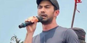 Reza Rahardian saat orasi di depan gedung DPR RI hari ini Kamis 22 Agustus 2024 (instagram @rumpi_gosip)
