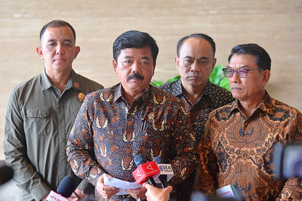 Hadi Tjahjanto saat sampaikan kategori penerima tanda jasa dan kehormatan (Dok Setkab)