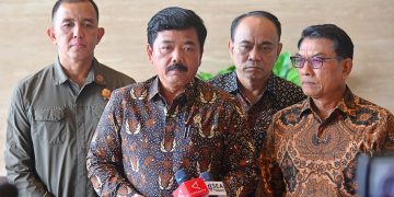 Hadi Tjahjanto saat sampaikan kategori penerima tanda jasa dan kehormatan (Dok Setkab)