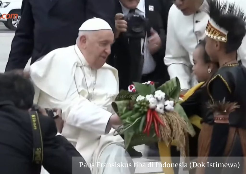 Bapa Suci Paus Fransiskus saat terima hand bouquet di Bandara Soetta (Instagram @komsoskwi)