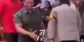 Andika Perkasa terekam kamera saat hendak bersalaman namun ditolak oleh Kapolda Jateng, Irjen Pol. Ribut Hari Wibowo (instagram @wonggede86)