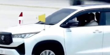 Bapa Suci Paus Fransiskus duduk di bangku depan persis sebelah pengemudi, dia menumpang mobil Toyota Innova Zenix berwarna putih (instagram @komsoskwi)