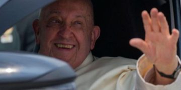 Bapa Suci Paus Fransiskus saat menyapa orang-orang di sekitar ketika tiba di Indonesia saat kunjungan Selasa 3 September 2024. Paus kini meninggal dunia Senin 21 April 2025 (instagram @berandakatolik)