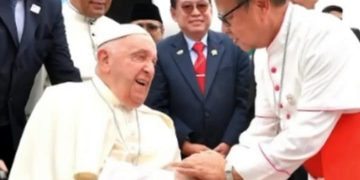 Bapa Suci Paus Fransiskus saat tiba di Bandara Internasional Soekarno Hatta (Soetta) disambut oleh Uskup Agung Jakarta Ignatius Kardinal Suharyo (instagram @komsoskwi)