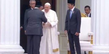 Bapa Suci Paus Fransiskus saat bersalaman dengan Prabowo Subianto di Istana Merdeka, Jakarta pagi tadi Rabu 4 September 2024 (YouTube @Sekretariat Presiden)